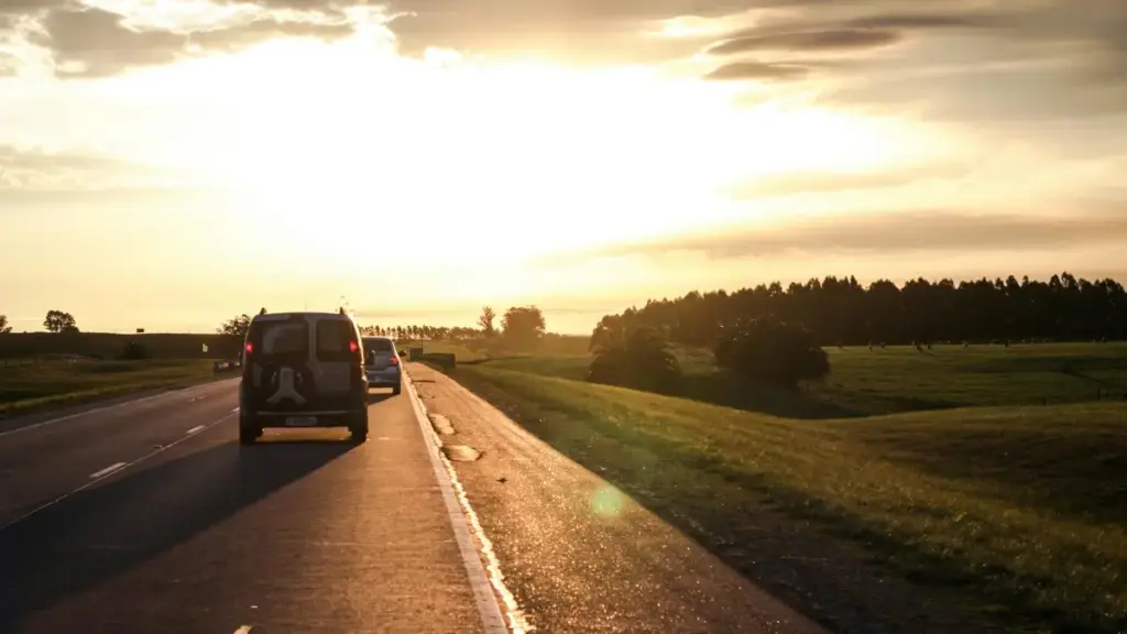Douyin аркылуу Индонезия бренддерин кантип таап, продукттун пайдасын айкын жана ишенимдүү көрсөтүү — практикалык тактика, канал салыштыруу жана жергиликтүү тренддер.