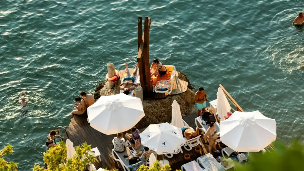 Шри-Ланкадагы Twitch творчууларын табуу жана жаңы сулуулук лончторун илгерилетүү үчүн практикалык, жергиликтүү стратегиялар, инструменттер жана коопсуз ыкмалар.