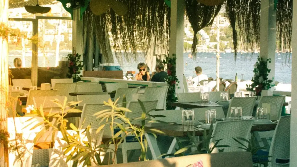 LinkedIn аркылуу Бахрейндеги бренддерге кантип түз байланышып, unboxing жана testimonial клиптерди жаздыруу тууралуу практикалык, региондо иштеген креаторго арналган колдонмо.